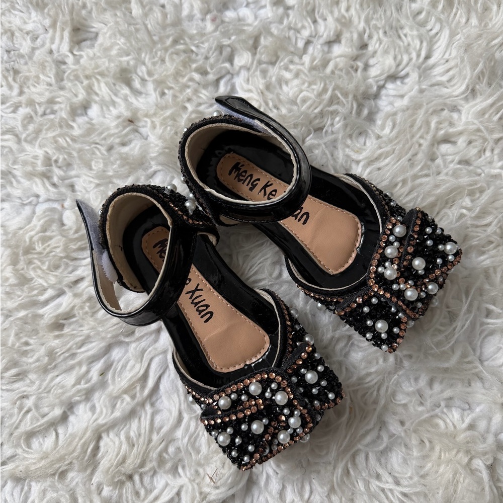 Elegant Black Kids Shoes with Pearl Detailing